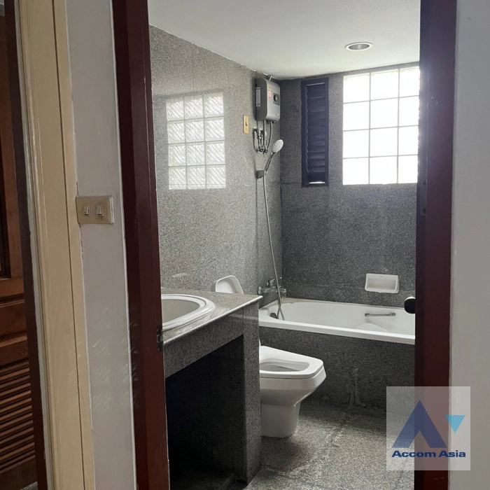 12  4 br Townhouse For Rent in Ploenchit ,Bangkok BTS Ploenchit AA45110