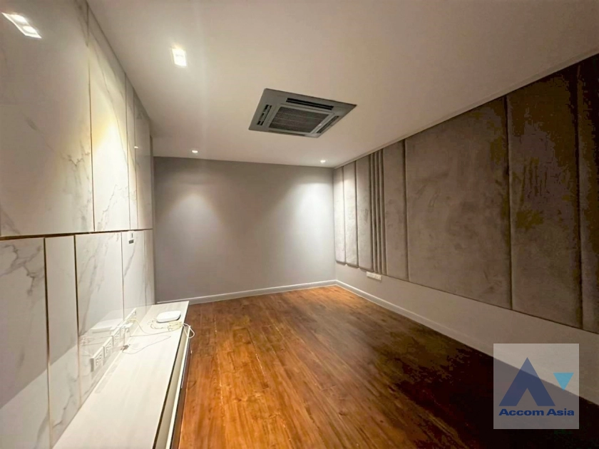 30  4 br Townhouse for rent and sale in Sukhumvit ,Bangkok BTS Thong Lo AA45115