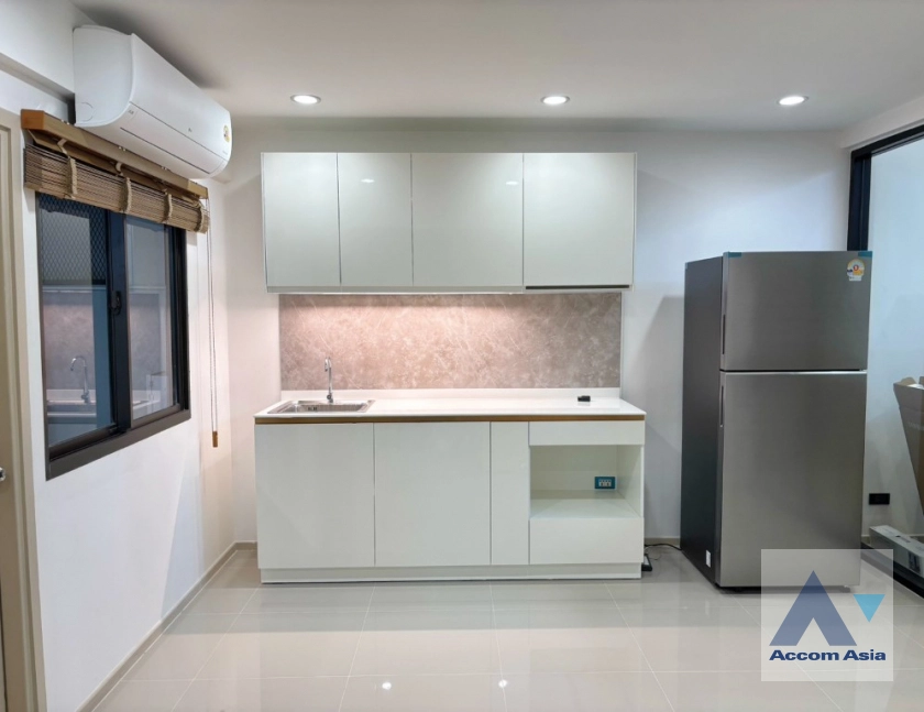 unit 3 Bedrooms  Townhouse For Rent in Pattanakarn, Bangkok  near ARL Hua Mak (AA45120)