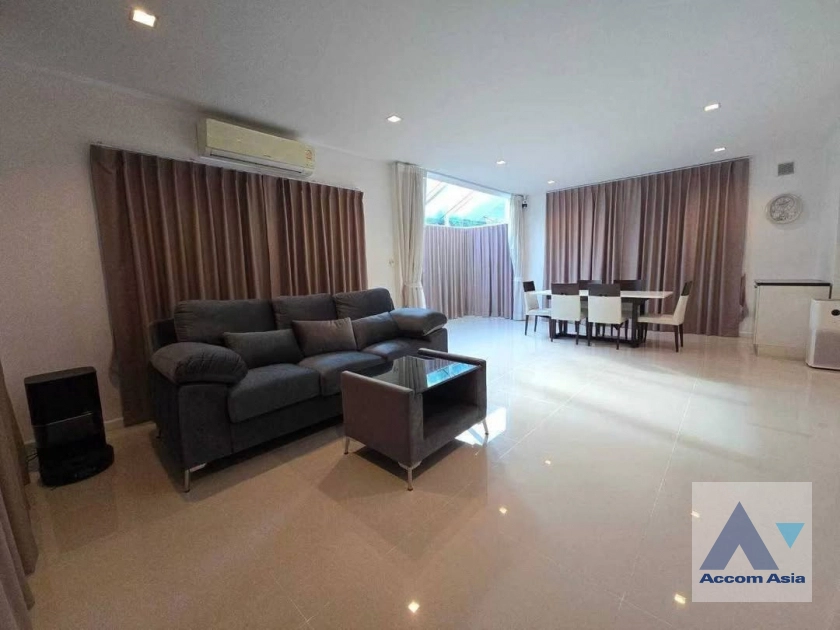unit 3 Bedrooms  House For Sale in Pattanakarn, Bangkok  (AA45126)