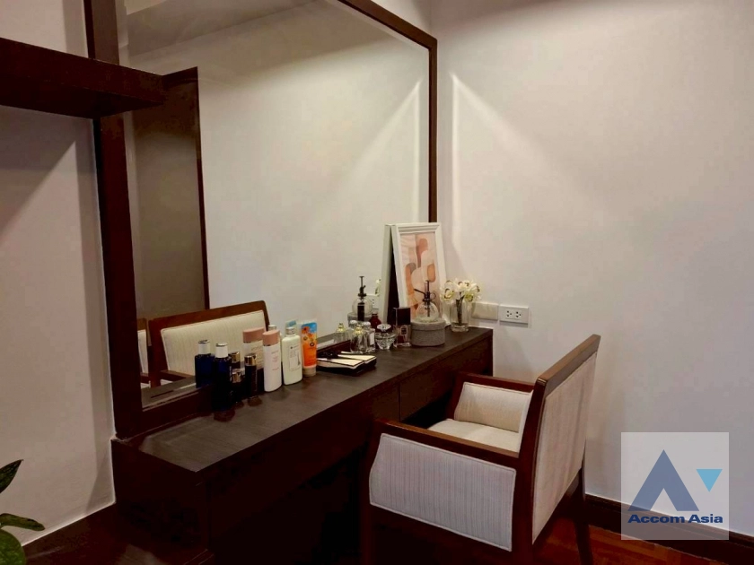 unit 1 Bedroom  Apartment For Rent in Ploenchit, Bangkok  near BTS Ploenchit (AA45152)