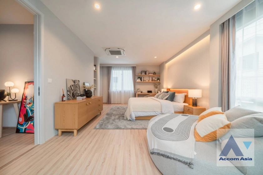 unit 4 Bedrooms  House For Rent in Latkrabang, Bangkok  near ARL Ban Thap Chang (AA45157)