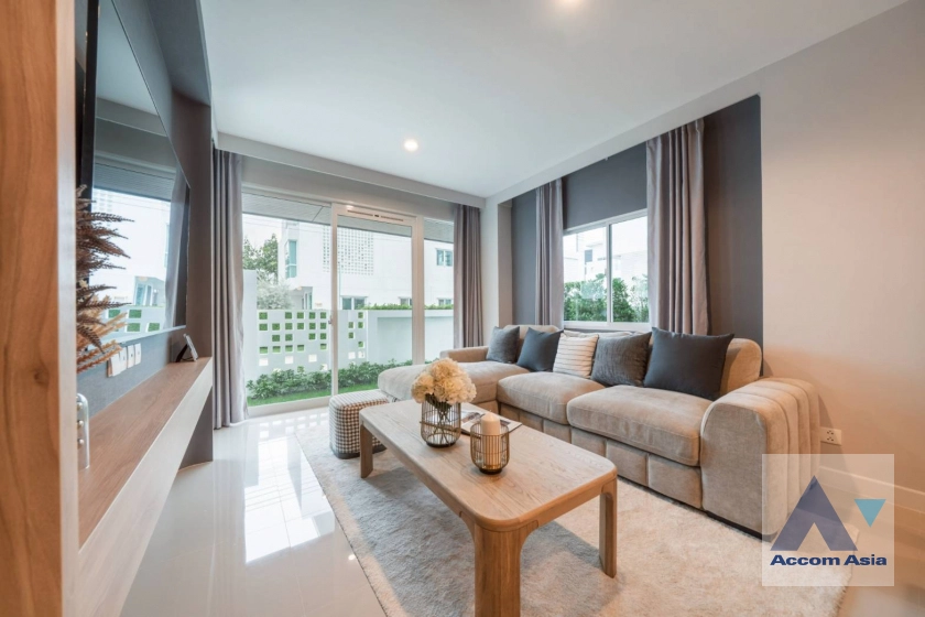 unit 4 Bedrooms  House For Rent in Latkrabang, Bangkok  near ARL Ban Thap Chang (AA45157)