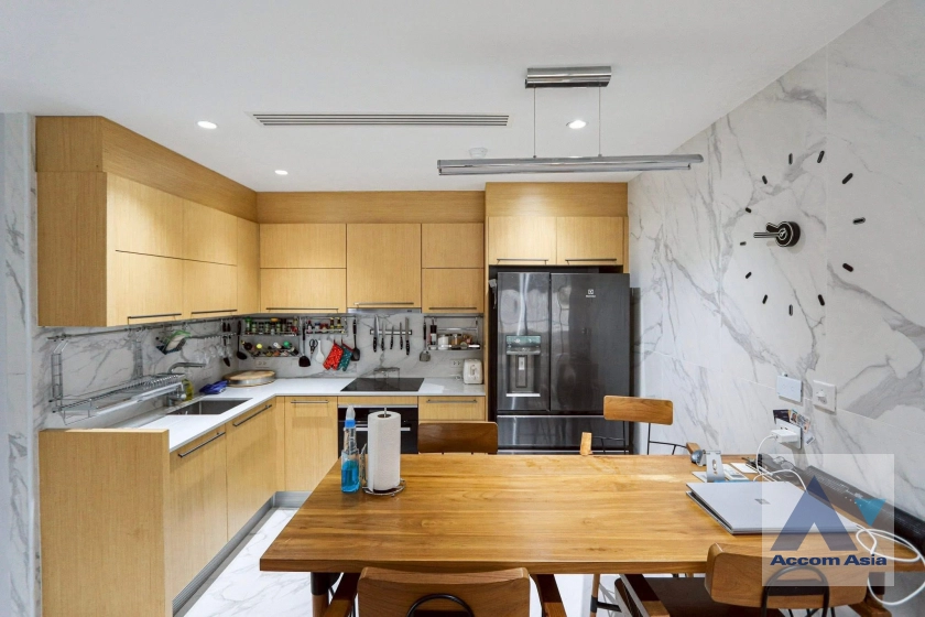 unit 2 Bedrooms  Condominium For Rent in Ploenchit, Bangkok  near BTS Ratchadamri (AA45162)