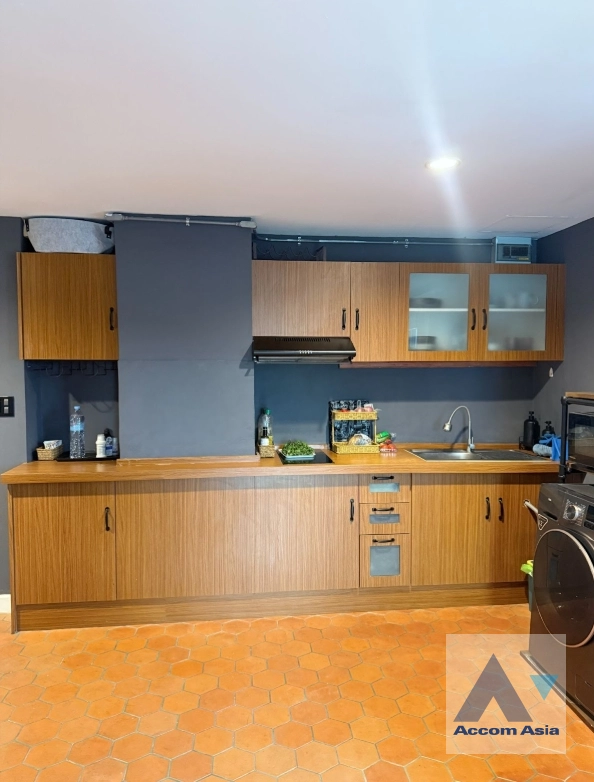 unit 1 Bedroom  Condominium For Rent & Sale in Sukhumvit, Bangkok  near BTS Ekkamai (AA45173)