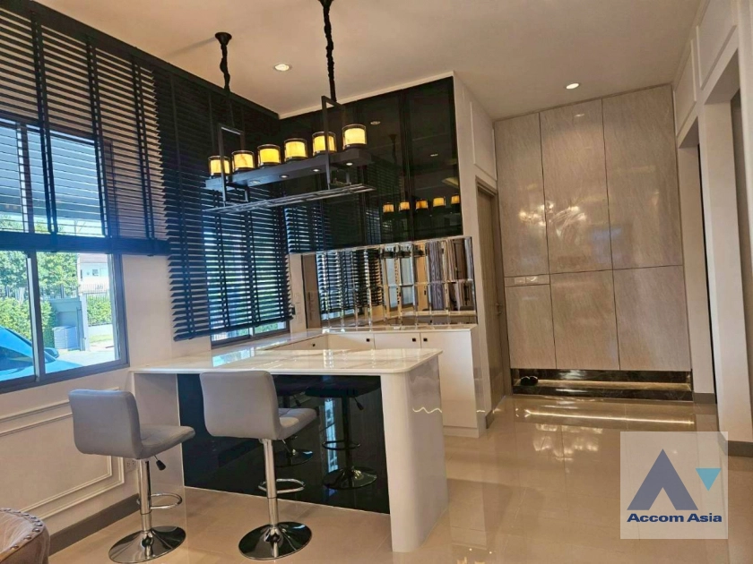 unit 4 Bedrooms  House For Rent & Sale in Pattanakarn, Bangkok  near ARL Ban Thap Chang (AA45176)