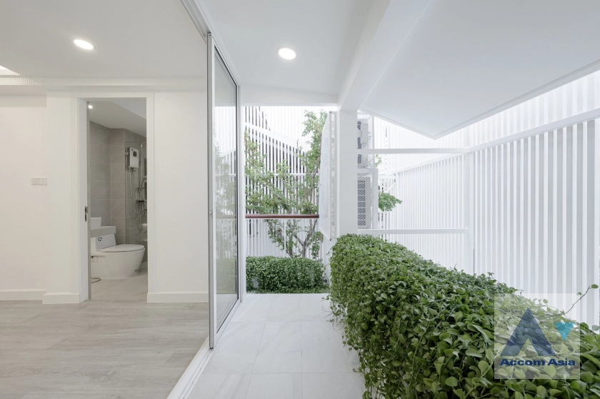 26  4 br Townhouse For Sale in Sukhumvit ,Bangkok BTS Phra khanong at Moo Baan Klongtan Nivet AA45178