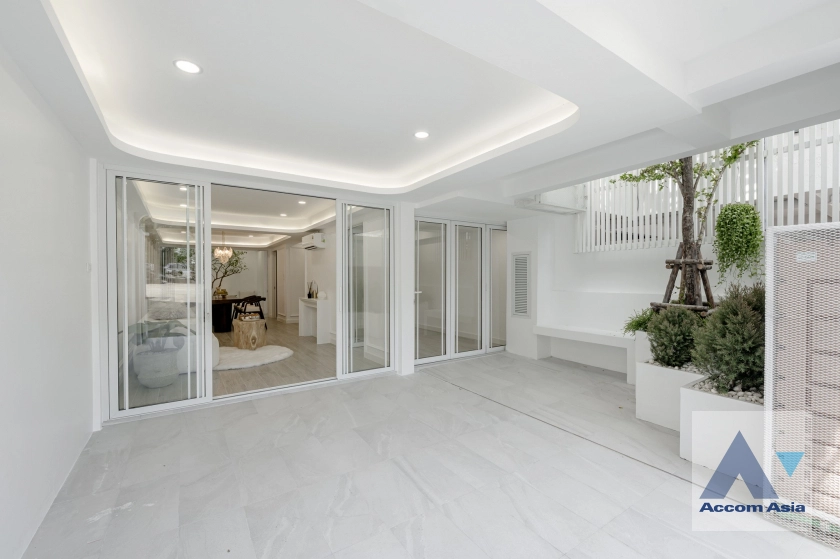 15  4 br Townhouse For Sale in Sukhumvit ,Bangkok BTS Phra khanong at Moo Baan Klongtan Nivet AA45178
