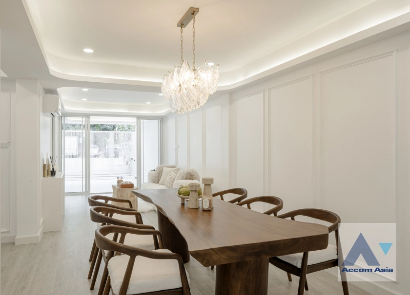 13  4 br Townhouse For Sale in Sukhumvit ,Bangkok BTS Phra khanong at Moo Baan Klongtan Nivet AA45178