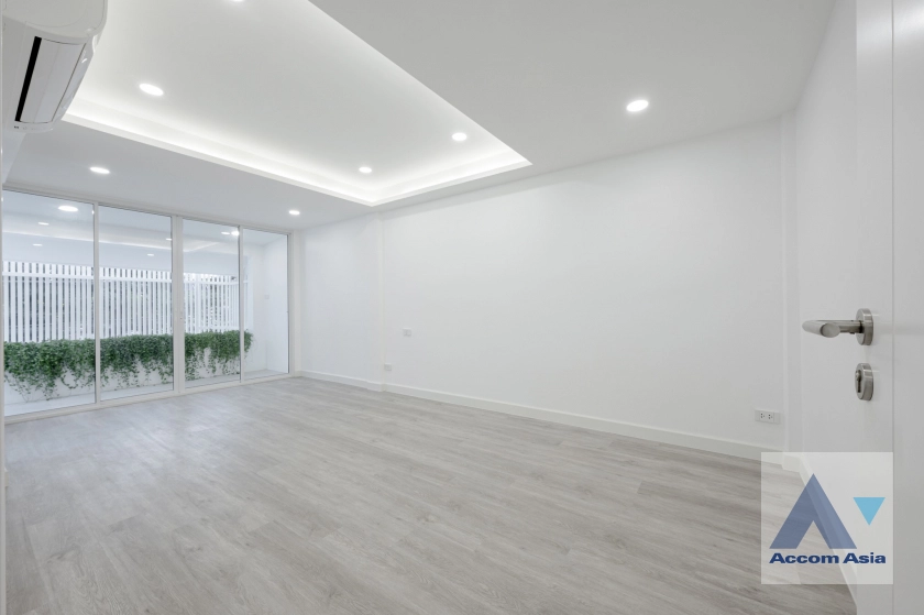 21  4 br Townhouse For Sale in Sukhumvit ,Bangkok BTS Phra khanong at Moo Baan Klongtan Nivet AA45178