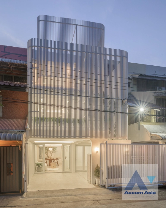 unitNewly renovated | Newly Renovated 3-Storey Townhome for Living & Investment