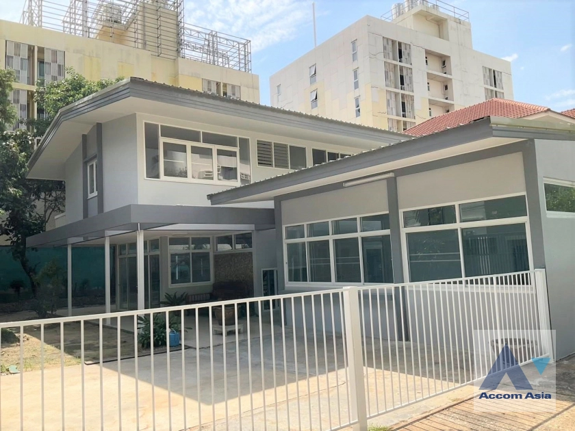 unitHome Office |  4 Bedrooms  House For Rent in Sathorn, Bangkok  near BTS Saint Louis (AA45190)