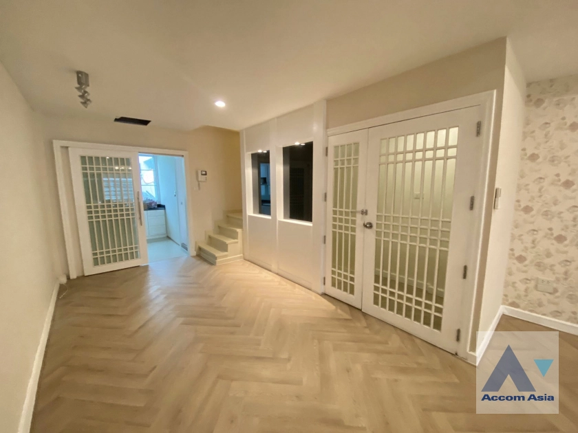 4  3 br Townhouse For Rent in Ploenchit ,Bangkok BTS National Stadium AA45215