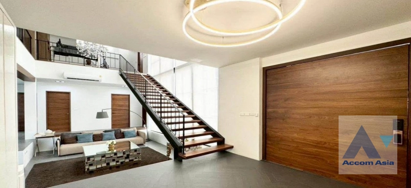 unit 6 Bedrooms  House For Sale in Charoen Nakhon, Bangkok  near BTS Wongwian Yai (AA45233)