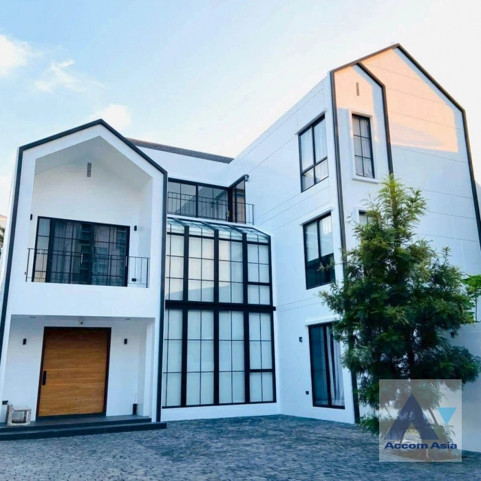 unit 6 Bedrooms  House For Sale in Charoen Nakhon, Bangkok  near BTS Wongwian Yai (AA45233)