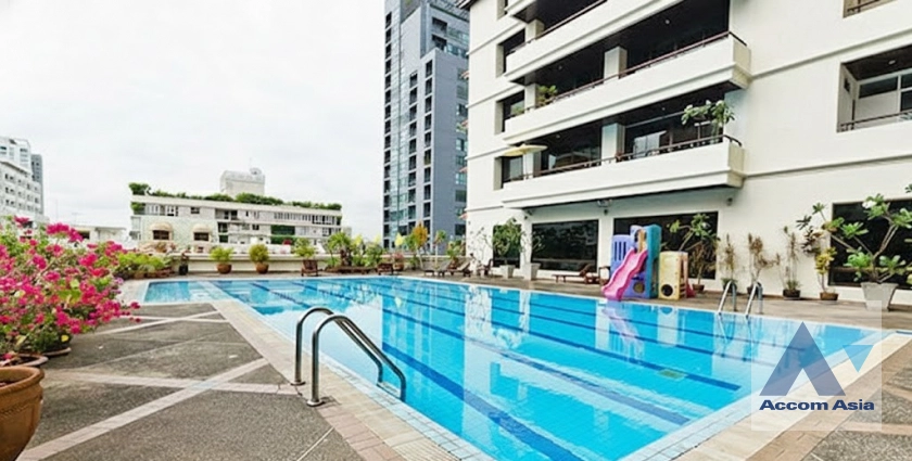 unit 3 Bedrooms  Apartment For Rent in Phaholyothin, Bangkok  near BTS Ari (AA45235)