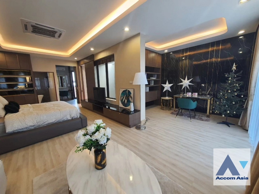 unit 3 Bedrooms  House For Rent in Phaholyothin, Bangkok  (AA45253)