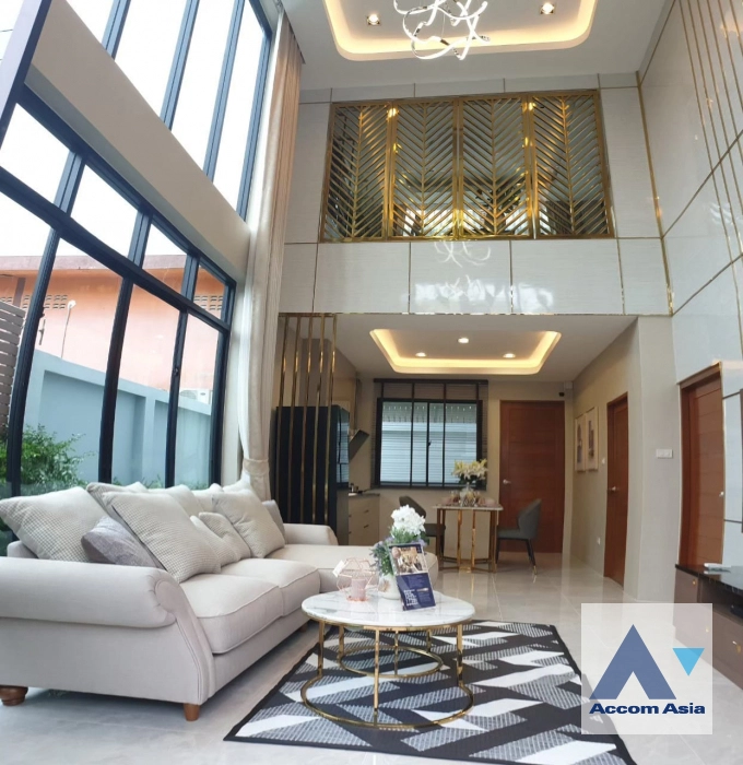 unit 3 Bedrooms  House For Rent in Phaholyothin, Bangkok  (AA45253)