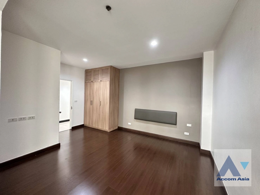 12  4 br Apartment for rent and sale in Sukhumvit ,Bangkok BTS Ekkamai at High-Rise Living with a Large Balcony Apartment in Ekkamai AA45255