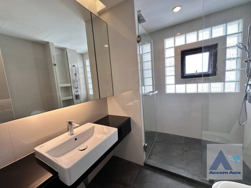 18  4 br Apartment for rent and sale in Sukhumvit ,Bangkok BTS Ekkamai at High-Rise Living with a Large Balcony Apartment in Ekkamai AA45255