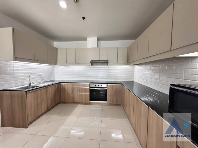6  4 br Apartment for rent and sale in Sukhumvit ,Bangkok BTS Ekkamai at High-Rise Living with a Large Balcony Apartment in Ekkamai AA45255