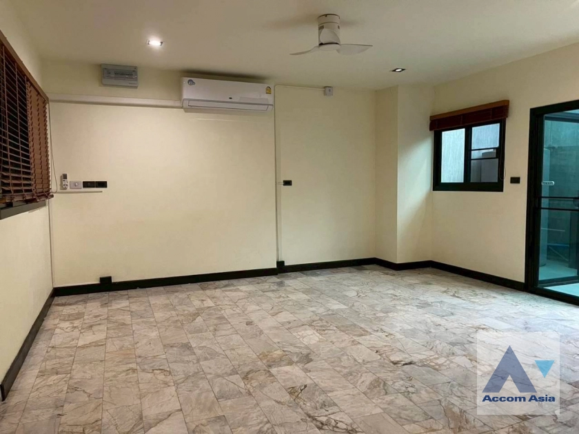 unitPet friendly |  3 Bedrooms  Townhouse For Rent & Sale in Sathorn, Bangkok  near BTS Saint Louis (AA45264)