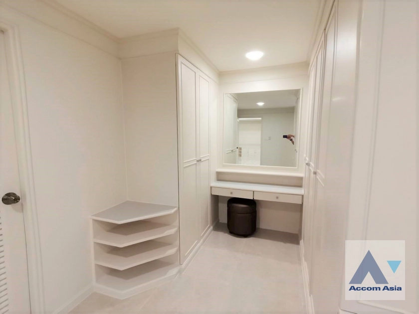  1  3 br Apartment For Rent in Sukhumvit ,Bangkok BTS Phrom Phong at Low-rise apartment, Walk 400m to BTS AA45307