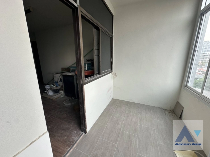 18  3 br Apartment for rent and sale in Sathorn ,Bangkok BRT Thanon Chan at Low Rise Residence AA45308