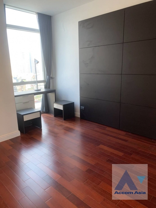 unit 2 Bedrooms  Condominium For Sale in Ploenchit, Bangkok  near BTS Ploenchit (AA45325)