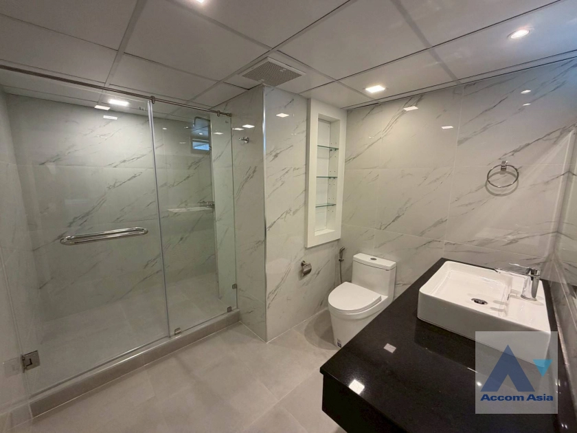 15  3 br Apartment For Rent in Sukhumvit ,Bangkok MRT Sukhumvit - BTS Asok at Family Apartment with Lake View AA45356