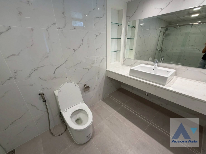 20  3 br Apartment For Rent in Sukhumvit ,Bangkok MRT Sukhumvit - BTS Asok at Family Apartment with Lake View AA45356