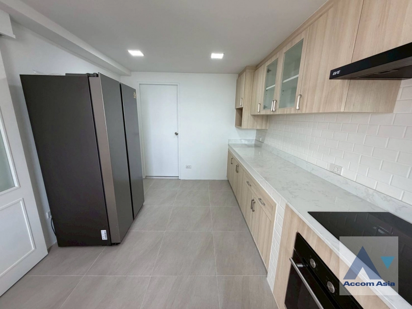 9  3 br Apartment For Rent in Sukhumvit ,Bangkok MRT Sukhumvit - BTS Asok at Family Apartment with Lake View AA45356