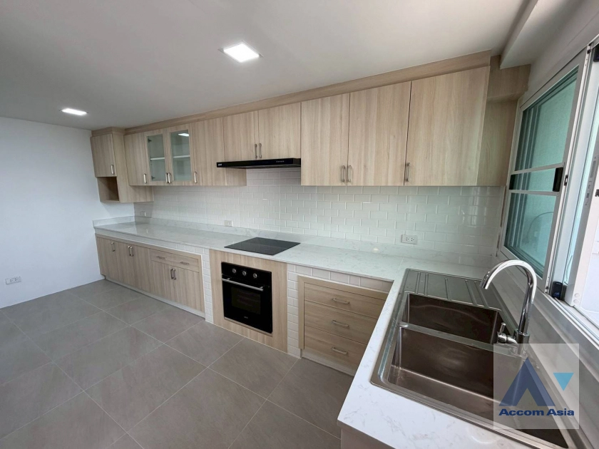 11  3 br Apartment For Rent in Sukhumvit ,Bangkok MRT Sukhumvit - BTS Asok at Family Apartment with Lake View AA45356