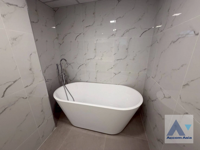 27  3 br Apartment For Rent in Sukhumvit ,Bangkok MRT Sukhumvit - BTS Asok at Family Apartment with Lake View AA45356