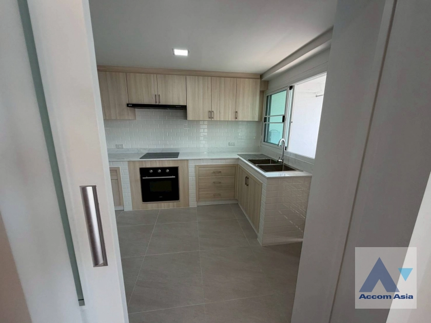 12  3 br Apartment For Rent in Sukhumvit ,Bangkok MRT Sukhumvit - BTS Asok at Family Apartment with Lake View AA45356