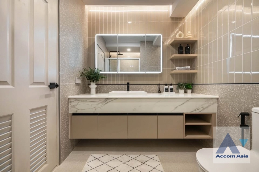 28  2 br Condominium For Sale in Sathorn ,Bangkok BRT Thanon Chan at The Executive Regent AA45474