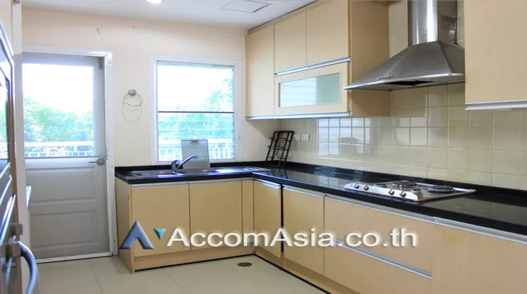  3 Bedrooms  Apartment For Rent in Sukhumvit, Bangkok  near BTS Phrom Phong (26002)