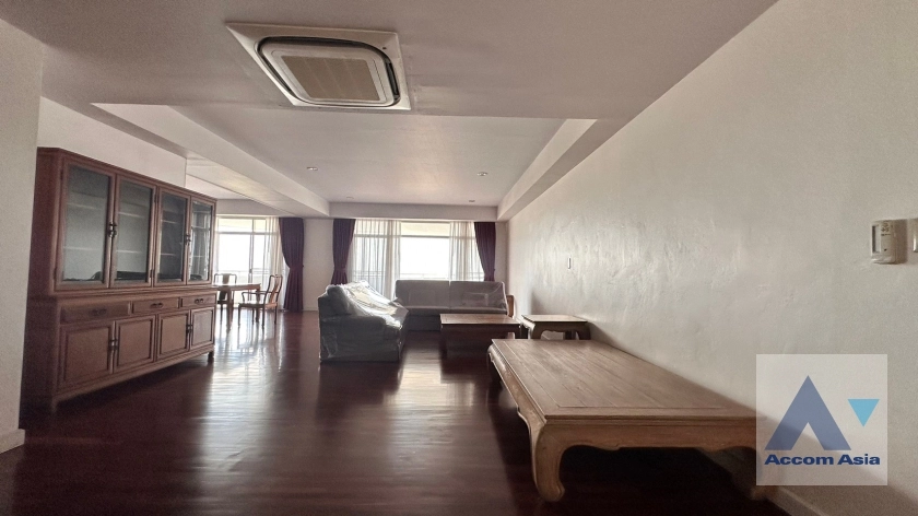 unit 4 Bedrooms  Condominium For Rent in Sukhumvit, Bangkok  near BTS Ekkamai (26102)