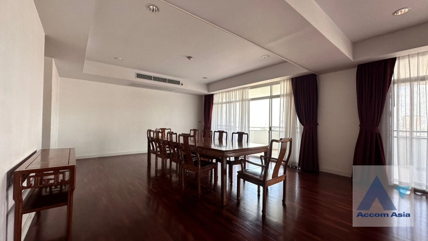  4 Bedrooms  Condominium For Rent in Sukhumvit, Bangkok  near BTS Ekkamai (26102)