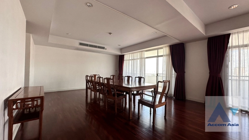 unit 4 Bedrooms  Condominium For Rent in Sukhumvit, Bangkok  near BTS Ekkamai (26102)