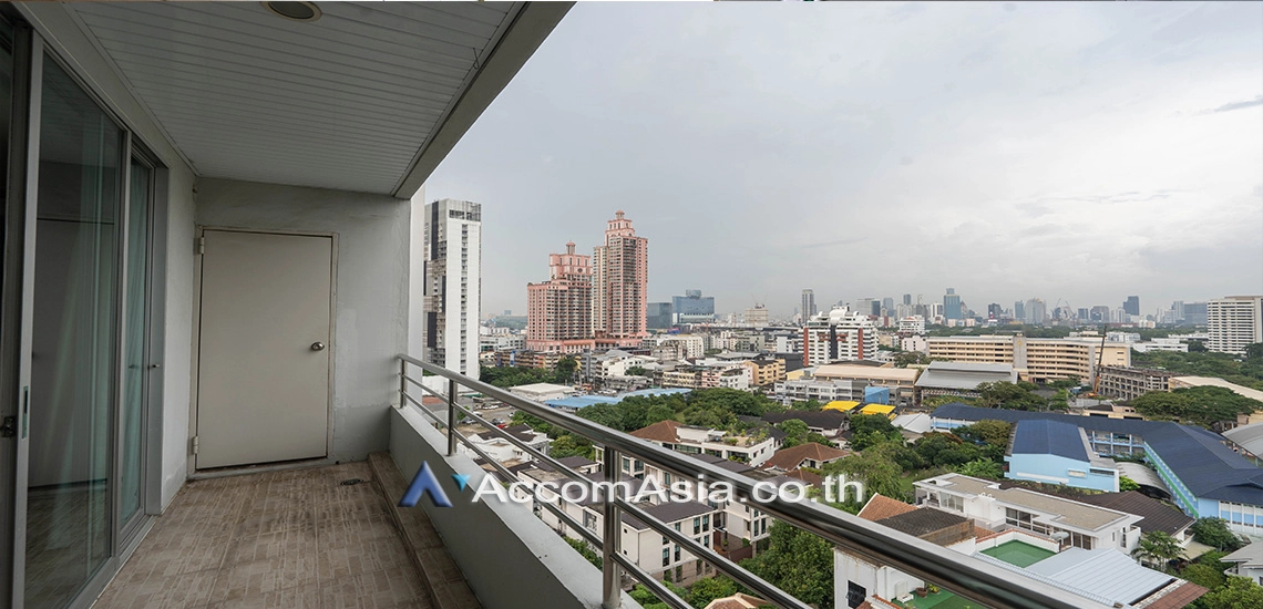 Big Balcony, Duplex Condo |  3 Bedrooms  Apartment For Rent in Sukhumvit, Bangkok  near BTS Phrom Phong (26590)