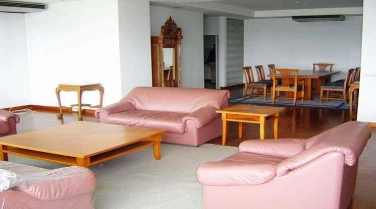 unit 2 Bedrooms  Condominium For Rent in Sathorn, Bangkok  near MRT Khlong Toei (2026803)