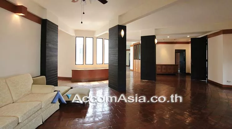  4 Bedrooms  Apartment For Rent in Ploenchit, Bangkok  near BTS Ploenchit (1005204)