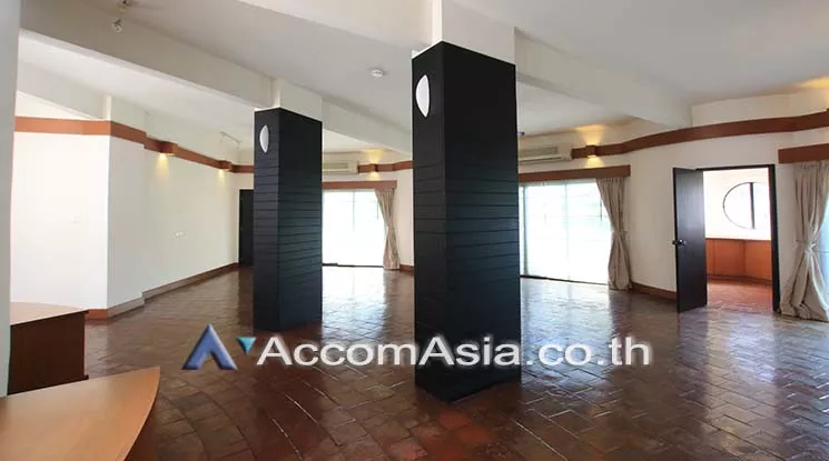 unit 4 Bedrooms  Apartment For Rent in Ploenchit, Bangkok  near BTS Ploenchit (1005204)