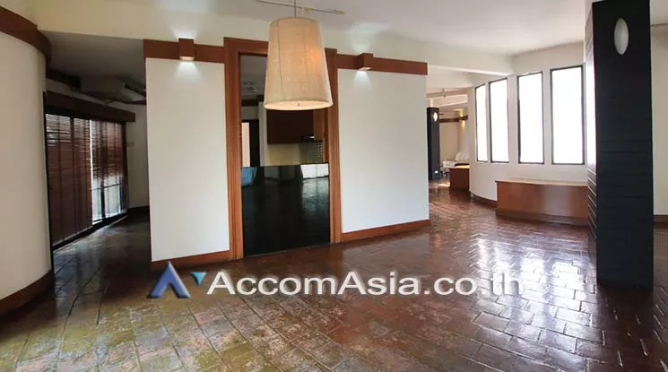  4 Bedrooms  Apartment For Rent in Ploenchit, Bangkok  near BTS Ploenchit (1005204)