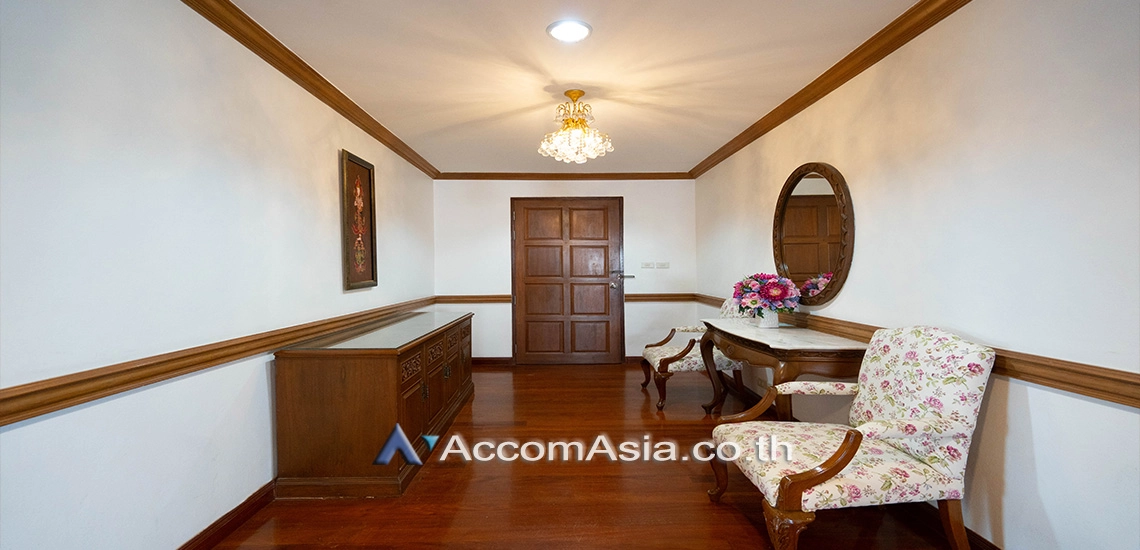 unit 3 Bedrooms  Condominium For Rent in Sukhumvit, Bangkok  near BTS Phrom Phong (26977)