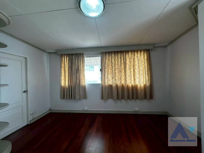 32  4 br House for rent and sale in Pattanakarn ,Bangkok BTS On Nut at Panya Pattanakarn Village 97322