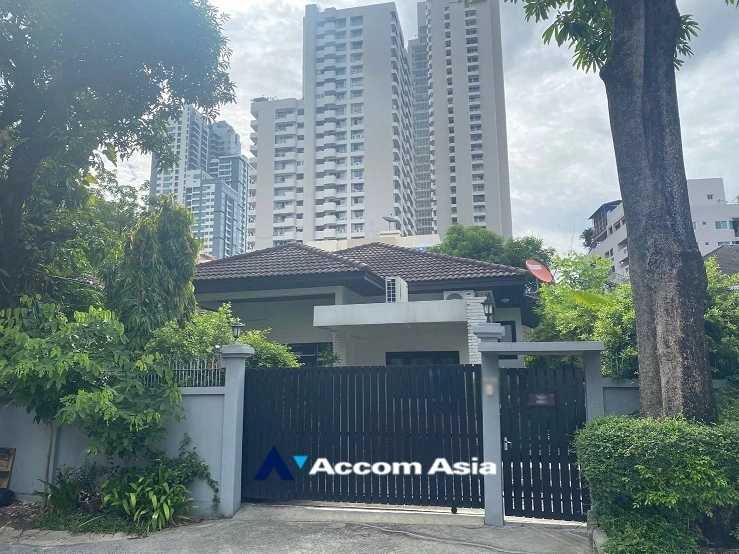 unit 3 Bedrooms  House For Rent in Sukhumvit, Bangkok  near BTS Phrom Phong (9015701)