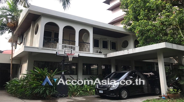 unit 4 Bedrooms  House For Rent in Sukhumvit, Bangkok  near BTS Phrom Phong (9015901)