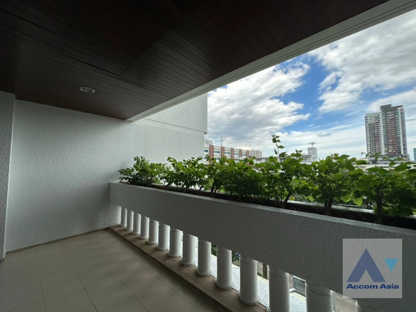 10  4 br Apartment For Rent in Sathorn ,Bangkok BTS Chong Nonsi at Kid Friendly Place Short Walk to Nang Linchi Road 1005503